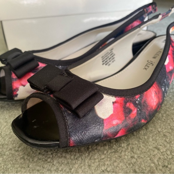 Anne Klein "iflex" 1.5" Heel Peep Toe Slingback Floral and Black ~10 M~ Classy - Picture 12 of 13
